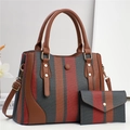 Détail du sac cabas rayé texturé avec anses en cuir et petite pochette assortie incluse - Rouge