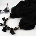 Écharpe élégante en mousseline noire avec collier de fleurs et perles noires carrées - Noir