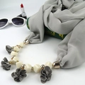 Collier écharpe en mousseline grise avec perles crème et pompon floral de mode - Gris clair