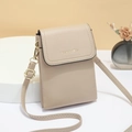 Minimalistische beige crossbody tas van kunstleer op een presentatiestandaard - Khaki