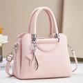 Rosa Handtasche mit Litschi-Maserung, Sternanhänger, silbernen Details und Griffen - Rosa