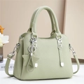 Sac à main chic en cuir vert pâle avec quincaillerie argentée et breloque étoile - Vert