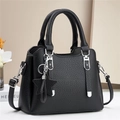 Sac à bandoulière noir grainé été 2025 pour femme avec pendentif étoile et métal argenté - Noir