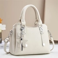 Sac à main élégant en cuir grainé crème avec détails argentés et pendentif étoile - Blanc Cassé
