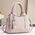 Gros plan du sac à main en cuir grainé avec finitions argentées et charm étoile - Violet