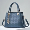 Borsa tote trapuntata blu navy con ciondoli a foglia e tracolla regolabile - Blu