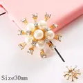 Bottone a fiocco di neve dorato con perle e strass per decorazioni DIY, 30mm - D676 Fiore di Perla Camelia