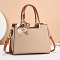 Borsa beige e marrone con trama a coccodrillo, manico con foulard e dettagli dorati - Cachi