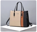 Details der Handtasche in Beige, Braun und Schwarz mit „Design by Seoul“-Schriftzug - Schwarz/Khaki