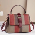 Dettaglio della borsa in tessuto a righe con tracolla in pelle rossa e fibbia dorata - Rosso