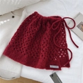 Dettaglio della gonna in maglia rosso scuro con coulisse regolabile in vita e trama crochet - Borgogna