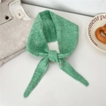 Detailaufnahme von Wollmischung-Strick-Dreieckstuch mit Tweed-Textur und Herz-Anhänger - Grasgrün