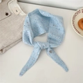 Details der hellblauen Stricktextur aus Wollmischung mit bunten Punkten und Herzanhänger - Hellblau