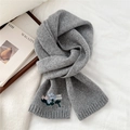 Détail de l'écharpe en laine tricotée grise avec broderie florale et finitions côtelées - Gris clair