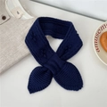 Dettaglio della sciarpa in maglia di lana blu navy con design a incrocio e trecce - Blu navy