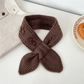 Dettaglio sciarpa in maglia marrone caffè con texture floreale 3D e design a croce - Marrone