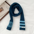 Dettaglio della sciarpa in lana con jacquard di fiocchi di neve blu e strisce - Blu Notte (Riga Fiocco di Neve)