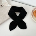Dettaglio di sciarpa in maglia nera con design a incrocio per calore e stile invernale - Nero