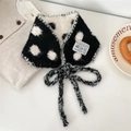 Dettaglio dello scaldacollo in maglia a pois con coulisse grigia ed etichetta logo - 01 Pois Nero Riso