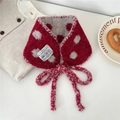 Dettaglio di una sciarpa in maglia a pois rossi e grigi con etichetta decorativa e fiocco - 02 Pois Rosso