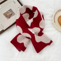 Dettaglio di sciarpa in maglia 100% lana con motivi a nuvole astratte rosso e beige - 21*85cm / Rosso Floreale