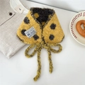 Dettaglio dello scaldacollo in maglia gialla a pois neri con elegante chiusura a lacci - 03 Pois Giallo