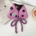 Dettaglio della sciarpa in maglia a pois rosa con morbido peluche e elegante fiocco decorativo - 04 Pois Rosa
