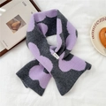 Dettaglio della sciarpa in lana viola e grigia con motivo floreale ed etichetta 100% lana - 21*85cm / Viola Grigio Floreale