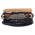 Gros plan détaillé d'un bracelet multicouche en cuir avec breloque plume en argent et perles - Combinaison de Plume en Argent et Perles en Métal (QNW4023)