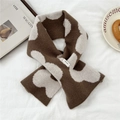 Detail showing the thick knit texture and the 100% wool material label of the scarf - 21x85cm / Brown