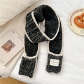 Detail eines Strickschals mit schwarz-weißer Mischtextur und gewebtem Markenetikett - 11*165cm / Schwarz Mit Taschen