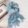 Dettaglio di sciarpa in lana di agnello azzurra con trama a saia e frange eleganti - 03 Lana di agnello Blu