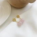 Detalle de los pendientes de flores de plata 925 con perlas rosas sobre seda blanca - Plata 925 / Cuarzo Rosa