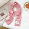 Detail eines rosa-beige gestrickten Schals mit weicher Textur und Marken-Logo-Etikett - 11*165cm / Rosa Mit Taschen