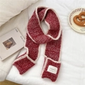 Detail of red and white knitted scarf with thick texture and branded woven label - 11*165cm / Red With Pockets