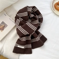 Dettaglio dell'etichetta 100% lana su una sciarpa invernale in maglia a righe - 19*155cm / Marrone (Tre strisce sottili)