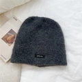 Textura detallada del gorro de mohair gris oscuro grueso con parche de BOWLOW - 24*23cm / Gris