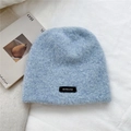 Detalle del gorro de punto azul claro con textura de mohair y parche de logo - 24*23cm / Azul