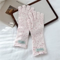Detalle de guantes de punto rosas con lunares rojos y etiqueta de marca tejida premium - Blanco Crema Jaspeado