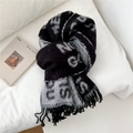Dettaglio della sciarpa in maglia con lettere jacquard e lunghe nappe nere sottili - 01 Inglese Nero