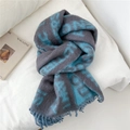 Dettaglio della sciarpa in maglia grigio-blu con jacquard di lettere e nappe soffici - 02 Inglese Grigio