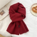 Dettaglio della sciarpa in maglia a coste rosso scuro con etichetta tessuta del marchio - 25*176cm / Rosso (Stile Etichetta Nera)