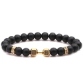 Detalle de pulsera de piedra de lava negra mate con dije de pesa dorado y grabado Live Lift - Dorado