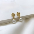 Pendientes de flor en plata 925 con perlas blancas colgantes y acabado dorado - Plata 925 / Pendientes de Botón de Perlas de Concha