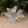 Glinsterende zilveren holle kerstbloem decoratie op een groene dennentak - Zilver