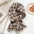 Dettaglio della trama a maglia della sciarpa leopardata su un morbido sfondo bianco - 20x173cm / Leopardo Beige