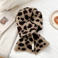 Dettaglio di sciarpa in maglia con stampa leopardata a rombi ed etichetta in tessuto - 20x173cm / Leopardo Beige