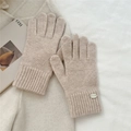 Detailed knit texture of beige wool-like gloves with ribbed cuff and metal brand tag - One Size / Off-white