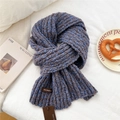 Gros plan sur la texture d'une écharpe en maille épaisse bleue et marron pour l'hiver - Marron