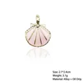 Detail van roze schelphanger met gouden legering en afmetingen van 2,1x2,4 cm - Roze